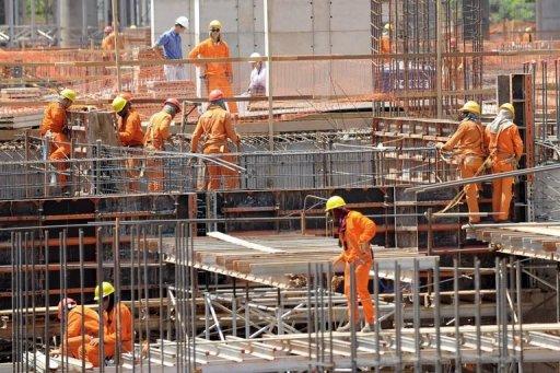 Obreros trabajan en la preparación del nuevo estadio de fútbol de Brasilia