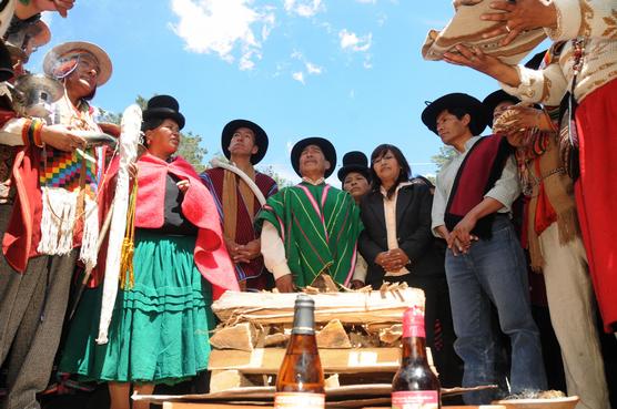 Cristina Mamani, Gualberto Cusy, Maritza Suntura y Rómulo Calle, en ofrenda a la Pachamama