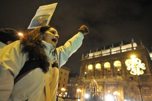 Una húngara protesta contra el gobierno frente al edificio de la Ópera Nacional de Hungría, en Budapest 