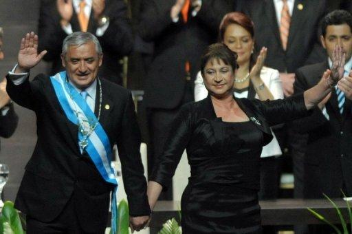 El nuevo presidente de Guatemala, el general retirado de derecha Otto Pérez Molina, saluda junto a su mujer, Rosa Leal