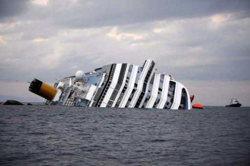 Vista del crucero 'Costa Concordia' hundiéndose en las proximidades de la isla de Giglio (oeste de Italia), en la tarde del domi