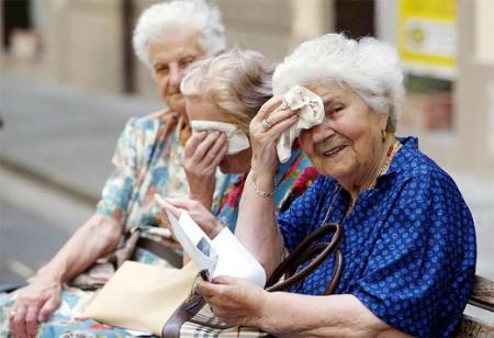 Los adultos mayores deben beber suficientes líquidos los días de mucho calor