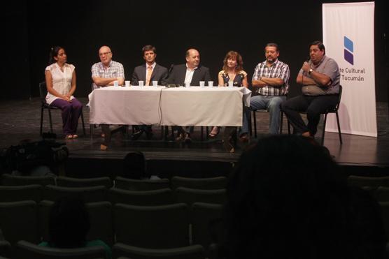 Conferencia de prensa en el Teatro Orestes Caviglia