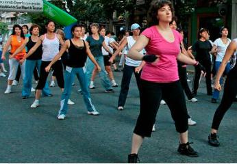 Las clases gratuitas de gimnasia aeróbica se ofrecen de lunes a viernes a las 9 en la Plaza Urquiza