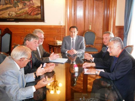 El gobernador interino, Regino Amado recibió, ayer, en Casa de Gobierno a representantes de la FET