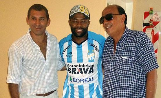 Jairo Castillo llegó ayer a la provincia y firmó un contrato por tres años con Atlético Tucumán