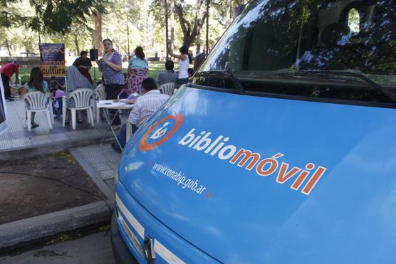 El Bibliomovil comenzó a funcionar ayer en Plaza Urquiza