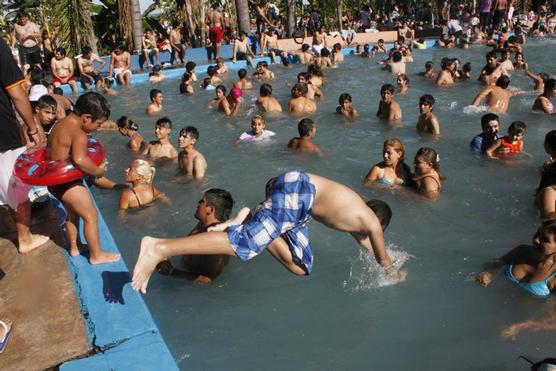 Se aconseja supervisar en todo momento a los niños mientras se encuentran en el agua