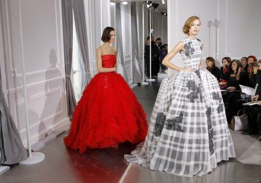 Dos de los modelos de Dior presentados este lunes en París