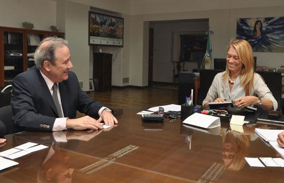 La ministra de Industria, Débora Giorgi, acompañada por el ministro de Desarrollo Productivo de la provincia de Tucumán, Feijo