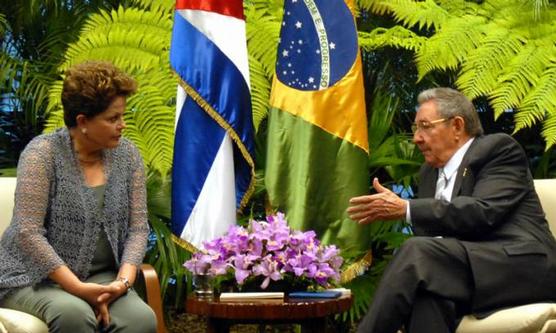 La presidenta de Brasil, Dilma Rousseff, junto a Raúl Castrp, presidente de Cuba