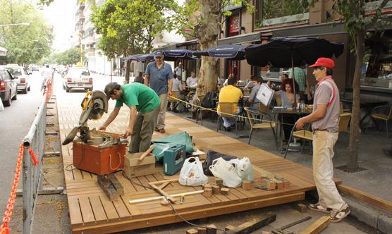 Comenzaron las obras para jerarquizar y ensanchar la vereda de calle Santa Fe entre Muñecas y 25 de Mayo