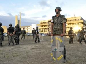 Carco militar rodea a policias huelguistas