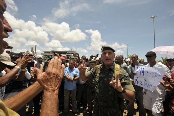 Un militar dialoga con policias en huelga