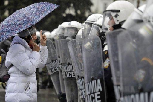 Una mujer discute con policías en Atenas