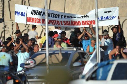 Policías en huelga protestan en Salvador