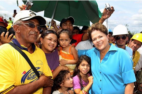 Dilma con trabajadores ferroviarios ayer