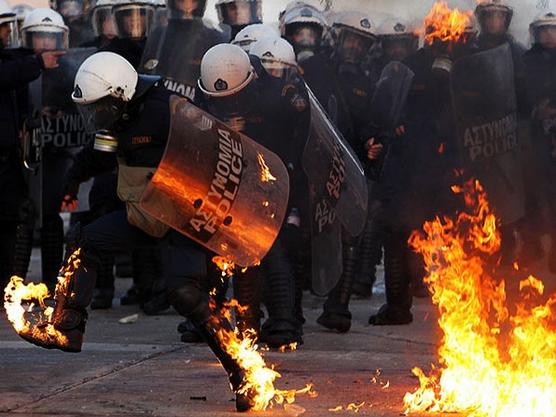 Los manifestantes lanzaron molotovs a los policias