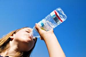 Beber abundante agua para evitar el golpe de calor