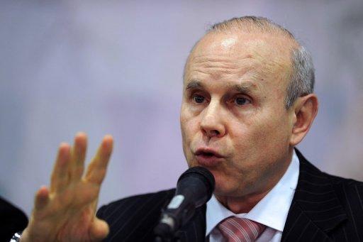 Mantega anunciando el recorte presupuestario