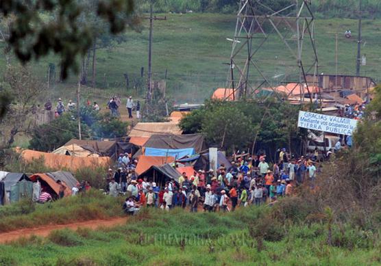 Campesinos instalaron carpas en tierras de Favero(UH)