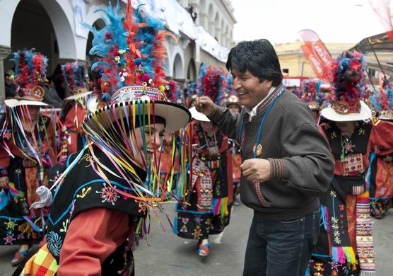 Morales baila al ritmo de la chaya en Oruro