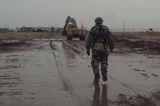 Militares chilenos desactivaron las bombas arrastradas por el torrente. Al fondo, la frontera entre Perú y Chile.