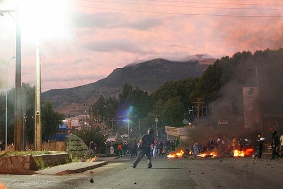 Durante la noche se registraron enfrentamientos entre manifestantes y Carabineros. 