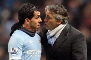 Carlos Tevez y Robetro Mancini