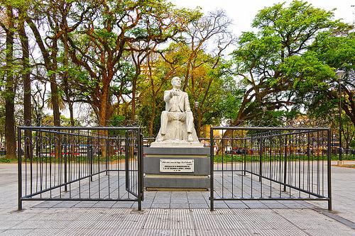 Estatua de Borges en Plaza Urquiza