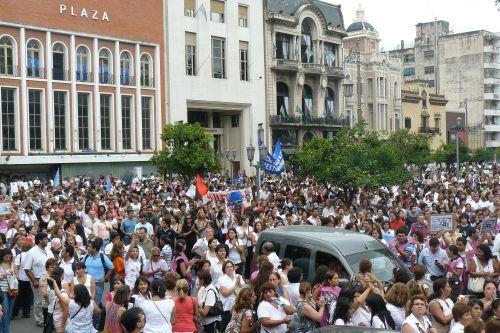 Una multitud se movilizó a la plaza