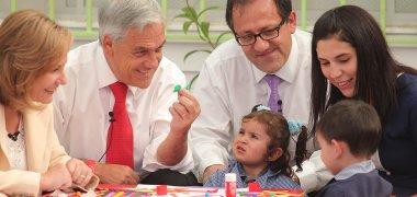 Piñera con niños del Kinder