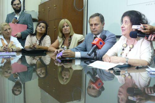 Susana Noe en conferencia de prensa junto al Ombudsman y la Red de Mujeres