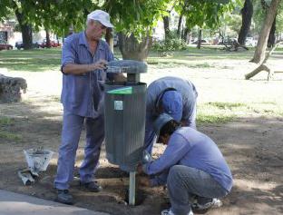 La Municipalidad instaló 45 cestos papeleros en las plazas San Martín y Rivadavia