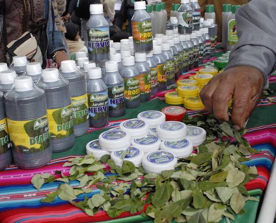 Productos elaborados con coca mostrados en La Paz