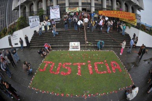 Familiares de víctimas de la masacre de 201 campesinos en 1982 en la aldea Dos Erres en Guatemala