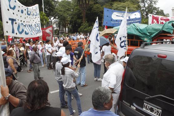 Como en todo el país, la CTA, junto a Barrios de Píe, la CCC y organizaciones sociales marcharon 