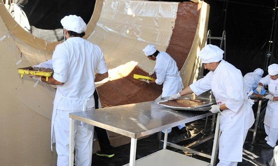 Aca están fabricando el huevo gigante