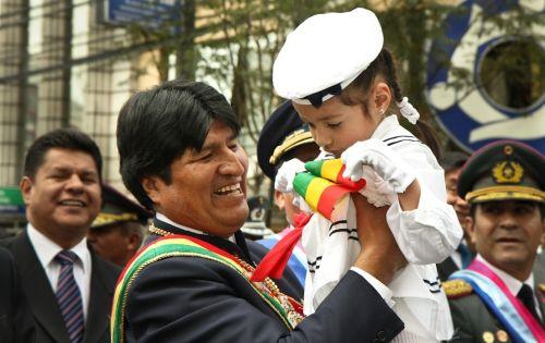 Evo Morales alza a niña vestida de marinera ayer en La Paz