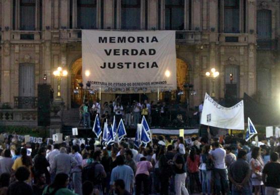 Miles de personas marcharon durante la tarde noche del sábado en Tucumán en el Día de la Memoria