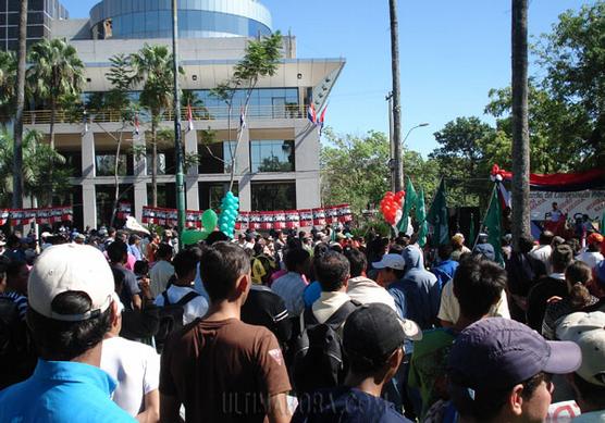 Campesinos llegan al Parlamento ayer