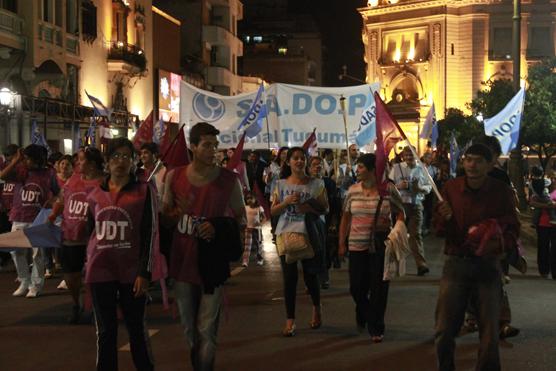 Los gremios de UDT y SADOP marcharon juntos, anoche, en Plaza Independencia