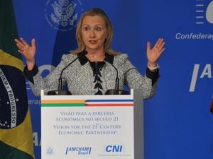 Hillary habla ante empresarios brasileños