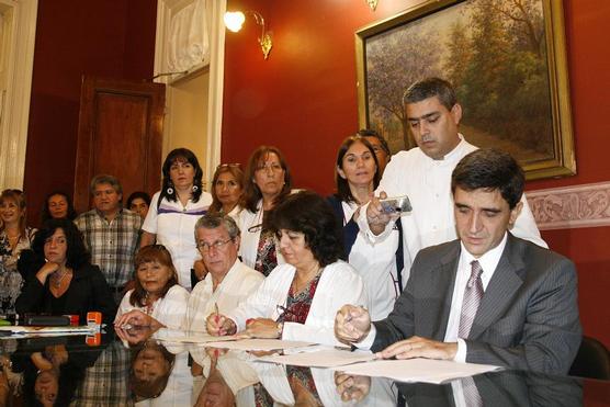 El Gobierno tucumano firmó ayer cinco acuerdos diferentes con los representantes de los trabajadores de la salud