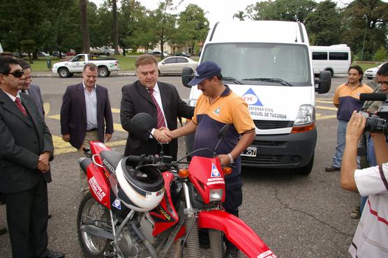 Amaya entregando los vehiculos