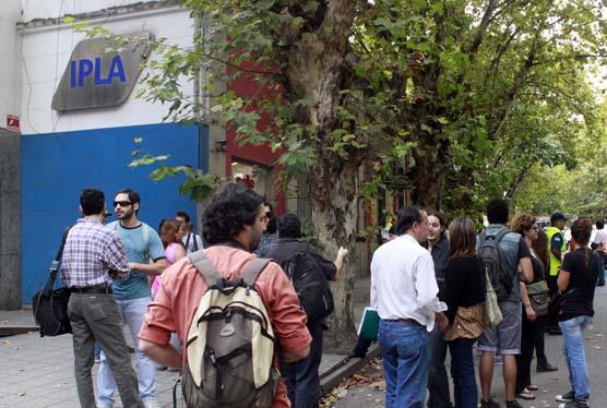 Un grupo de jóvenes artistas, acompañados por público en general, se manifestaron ayer en las puertas del IPLA