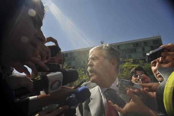 De Vido ante los periodistas en Brasilia