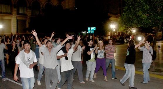 Alrededor de 2000 personas se movilizaron durante la madrugada de ayer en Plaza Independencia