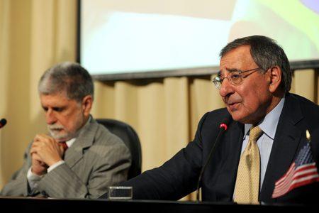 León Panetta pidiendo disculpas con Amorín a su lado