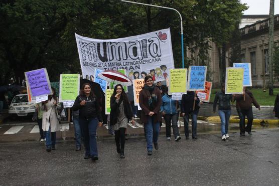 El colectivo de mujeres Mumala se movilizó ayer hacia la Legislatura